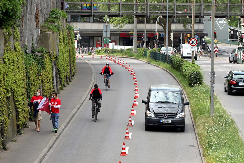 Popup-Radweg-Aktion auf dem Schlossbergring. Eine Autospur ist für den Radverkehr freigegeben. Der Bürgersteig ist Zufußgehenden vorbehalten.